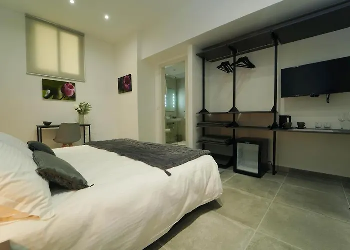 Private With Bathroom In Βαλέτα